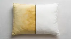 Gelbe Kissen wieder weiss bekommen: die besten Hausmittel und was wirklich hilft