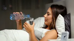 Du bist es gewohnt, morgens Wasser zu trinken. Doch was passiert, wenn du es vor dem Schlafengehen trinkst?