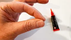 Wie man Superkleber schmerzfrei von den Händen entfernt: Kurzanleitung mit Haushaltsmitteln