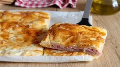 Valdostan-Kuchen: ein knuspriger Blätterteigkuchen mit Schinken und Käse